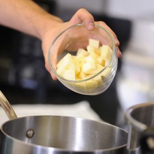 Lavar bien el manojo de berros con agua. Pelar y cortar las papas en cuadros pequeños. Picar la cebolla y el poro finamente. Cocer las papas en una olla con agua junto con los berros durante 5 minutos. Retirar y dejar enfriar un poco.