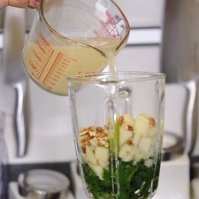 Moler en la licuadora las papas, los berros y la nuez con una taza de caldo de pollo.