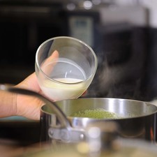 Sofreír en una cacerola con un poco de aceite de oliva, la cebolla y el poro picados, un par de minutos. Añadir la mezcla molida y el resto del caldo de pollo. Dejar hervir un par de minutos, bajar la flama y agregar la leche. Sazonar con sal y pimienta blanca.