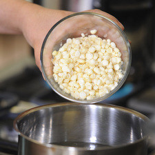 Picar los tomates verdes y la cebolla en cubos pequeños. Cocer los elotes en una olla honda con un poco de agua.