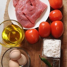 1/4 pieza de cebolla blanca 1 diente de ajo sal al gusto al gusto 1 taza de aceite de canola 1/4 taza de harina de trigo 3 piezas de huevo 1 pieza de chile serrano 5 piezas de jitomate guaje 500 gramos de pulpa de res