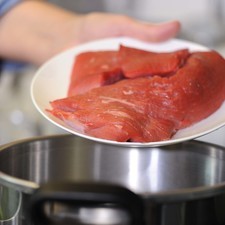 Cocer en la olla de presión la carne con un poco de sal durante 15 minutos. Dejar enfriar completamente la olla antes de abrirla. Retirar la carne con la ayuda de una pinza y deshebrar.
