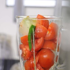 Moler en la licuadora los jitomates, chile, cebolla y ajo. Calentar el sartén hasta que el punto este rojo, añadir un poco de aceite de oliva.