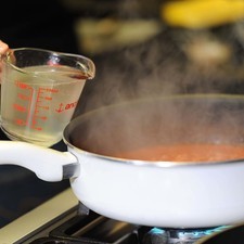 Agregar 1 taza de caldo donde se coció la carne y rectificar la sal.