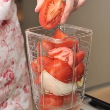 Lavar los champiñones y córtalos en rebanadas. Picar finamente la mitad de la cebolla y todo el chile serrano. Moler los jitomates en la licuadora con un poco de caldo de pollo, el ajo y la otra mitad de la cebolla. Reservar.