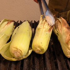 Poner a asar los elotes sobre el asador con carbón a brasa fuerte con todo y cáscara, volteando con una pinza para que se tuesten parejo durante 25 minutos.
