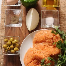 1/4 cucharita de pimienta negra molida 1/4 pieza de cebolla blanca 1/4 taza de aceite de oliva 1 pieza de pimiento morrón verde 1 cucharita de sal 1/4 taza de aceitunas 10 ramas de cilantro 1 pieza de huevo 600 gramos de carne molida de pollo Ingredientes para para acompañar: 1 pieza de zanahoria 1 pieza de jitomate guaje 1/2 pieza de lechuga S 8711 1475619780