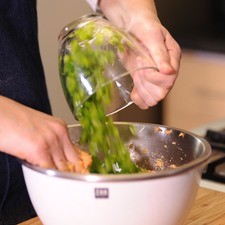 Añadir el huevo batido, las aceitunas, el chile morón y cilantro, revolver bien para integrar todo. S 8714 1475619779