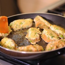 Para preparar una ensalada, poner a desinfectar las hojas de lechuga en una tazón con agua y unas gotas de desinfectante durante 5 minutos. Escurrir y reservar. Pelar la zanahoria y rallarla. Picar el jitomate. S 8717 1475619776