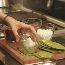 Picar finamente la cebolla. Cortar los nopales en círculos utilizando un cortador de galletas redondo o cuidadosamente con un cuchillo pequeño.