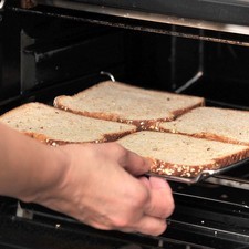 Picar la lechuga y ponerla a remojar en agua con desinfectante durante 5 minutos. Pelar la zanahoria y rallarla. Poner a tostar las rebanadas de pan.