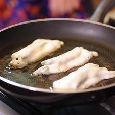 Calentar la taza de aceite y sofreír los manojitos dando vuelta para que se frían parejo. Colocar en un plato con papel para quitar el exceso de aceite. Retirar el hilo.