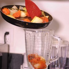 Moler en la licuadora todos los ingredientes sofritos.