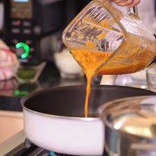 Añadir a la olla la mezcla molida sin aceite y sazonar con sal y pimienta, cuando empiece a hervir agregar las tortitas de ejote y dejar hervir un minuto más.