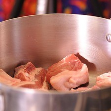 Lavar bien las costillas y dejar escurrir. Cortar la zanahoria, cebolla y chile morrón en rajas. Cortar el brócoli y la coliflor en arbolitos retirándoles el tallo y reservar. Sofreír las costillas en un sartén con un poquito de aceite de oliva hasta que estén doradas.
