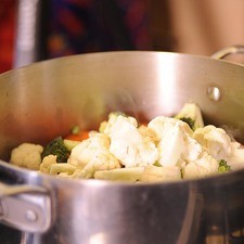 Añadir brócoli, coliflor, ejotes, chícharos, granos de elote, pimiento y cebolla.