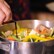 Añadir la salsa de soya y azúcar, revolver con la pala, tapar y dejar cocer hasta que se cuezan a lumbre media.