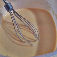 Prepara los hotcakes mezclando los ingredientes. S 8776 1475619655