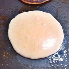 Calienta la plancha y cocina los hotcakes a fuego bajo. S 8777 1475619655
