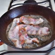 Calienta aceite en un sartén y fríe el tocino. Retira y coloca en un plato, después fríe las breakfast sausages o salchichas S 8778 1475619654