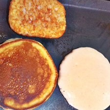 Calienta los hash browns en la plancha, si son röstis o papa cruda, cocínalos en un sartén aparte con aceite. Cuando los hotcakes estén listos, colócalos en un plato aparte. Cuando las sausages estén listas, colócalas en el plato junto con el tocino. S 8779 1475619654
