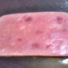 Vierte aceite en la plancha y calienta el jamón, mientras tanto, fríe los huevos con sal y pimienta. S 8780 1475619651