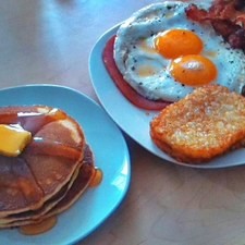 Ofrece ambos platos y acompaña con jugo o café. S 8782 1475619651