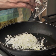 Cortar las flores de calabaza a la mitad y remover el pistilo, desecharlo y conservar la corola. Picar la cebolla y el ajo. Acitronar el ajo y la cebolla en una sartén abierta en un poco de aceite de oliva durante 3 minutos hasta que la cebolla se torne un poco transparente.