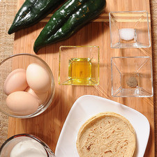 Ingredientes para para la salsa: 1 cucharada de aceite de oliva 1/2 taza de crema de leche de vaca 2 piezas de chile poblano Ingredientes para para los huevos: 4 piezas de tortilla de maíz 1 pizca de pimienta negra molida 1/4 cucharita de sal 4 piezas de huevo