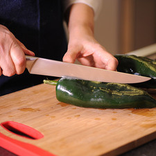 Cortar el chile poblano en trozos.