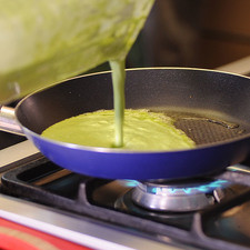 Sofreír la salsa con una cucharada de aceite de oliva durante unos minutos, sazonar con sal y pimienta.