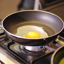 Calentar las tortillas. Calentar el sartén a fuego medio, hasta que esté bien caliente. Colocar dos huevos en el sartén, sazonar con una pizca de sal y cocer a lumbre baja hasta que la clara se vea cocida y la yema siga suave. Colocar los huevos sobre las tortillas y bañar con la salsa.