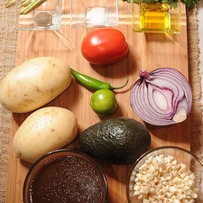 2 piezas de papa blanca 1 pieza de limón 2 tazas de frijoles cocidos enteros 1/4 cucharita de sal 1/4 cucharita de pimienta negra molida 10 ramas de cilantro 3 cucharadas de aceite de oliva extra virgen 1 pieza de chile serrano 1 pieza de jitomate guaje 1 pieza de aguacate 1 taza de granos de elote 1/2 pieza de cebolla morada