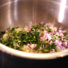 Añadir a la ensaladera los frijoles previamente escurridos, la papa y el elote, la cebolla el cilantro, el jitomate y el chile. Revolver todo muy bien con la ayuda de la pala.