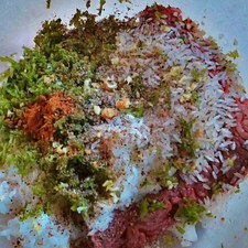 Mezcla la carne, cebolla, arroz, perejil, ajo, sal y especias molidas, A EXCEPEPCIÓN DEL LAUREL, agrega aceite de oliva al gusto.