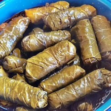 Coloca hojas de laurel abajo, después la vaporera y después acomoda los dolmas, todo EN UN RECIPIENTE SUFICIENTEMENTE AMPLIO para que al hervir el agua no se escurra.