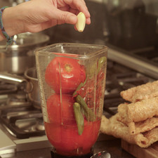 Cocer en agua con sal los tomates y los chiles. Retirar del fuego y dejar enfríar. Licuar los jitomates y los chiles sin rabo con un poco de agua de la cocción.