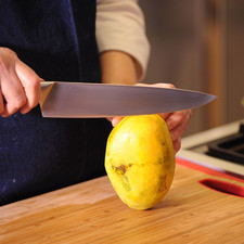 Pelar y cortar el mango.