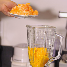 Poner el mango y la mandarina en el vaso de la licuadora.