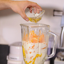 Añadir la leche, el yogur, la miel y licuar muy bien hasta conseguir una crema fina sin grumos.