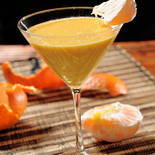 Servir el batido en copas y decorar con gajos de mandarina.