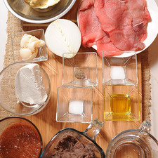 1 cucharada de aceite de oliva 1/2 pieza de cebolla blanca 2 cucharadas de manteca de puerco 1 taza de salsa roja picante 1 taza de frijoles refritos 1 pieza de bolsa de plástico 200 gramos de queso fresco 1/2 cucharita de sal 1/4 cucharita de pimienta negra molida 4 piezas de bistec de res 1 taza de agua 1 cucharita de sal 500 gramos de masa de maíz S 8885 1475619427