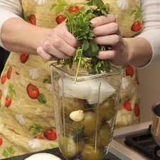 Hervir los tomates y los chiles en medio litro de caldo de pollo durante 5 minutos. Licuarlos junto con las hojas de cilantro, perejil y epazote, un trozo de cebolla y un diente de ajo. En un litro y medio de caldo de pollo poner a hervir el maíz pozolero pre cocido durante 60 minutos hasta que los granos se revienten.
