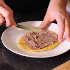 Colocar el huarache, untar con los frijoles refritos, el bistec picado, salsa, cebolla y queso fresco. S 8892 1475619361
