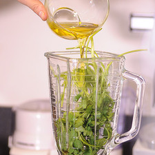 Lavar bien el cilantro y colocarlo en un tazón con agua y agregar unas gotas de desinfectante, escurrir. Colocar el cilantro en la licuadora junto con la media taza de aceite de oliva.