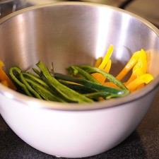 Picar el chile morrón, el chile poblano y la cebolla en tiras delgadas. Colocar los chiles y la cebolla en un tazón.