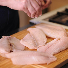 Salpimentar los filetes.
