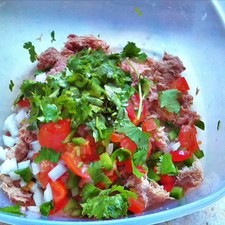 Mezcla los ingredientes, excepto las tostadas y el aguacate. S 8946 1475619225