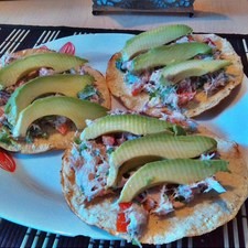 Coloca un poco de la mezcla en cada tostada y adorna con el aguacate. S 8947 1475619224