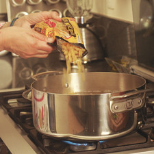 Hervir agua en una olla, agregar la pasta y un poco de sal y dejar cocer entre 8 y 10 minutos, hasta que esté al dente. Escurrir y reservar. Asar los pimientos enteros sobre el comal durante 15 minutos, volteando con frecuencia hasta que estén suaves, utilizando unas pinzas. Colocar dentro de una bolsa de plástico y dejar sudar durante 5 minutos. Cuando estén fríos, pelar, retirar las semillas y las venas, y cortar en trozos pequeños. Reservar.
